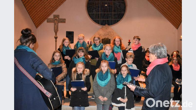 "Sternenzauber im Advent" in der Gmünder Marienkirche. Zu sehen ist hier der Kinderchor "Cantare et vivere". Bild: rgr