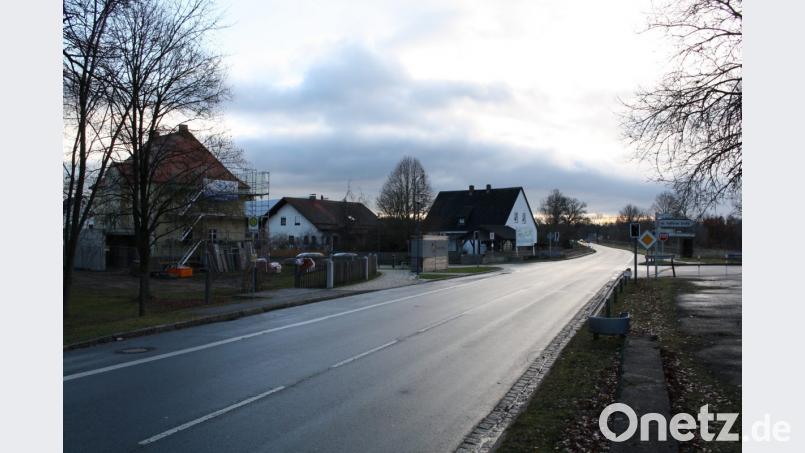 Eine Verkehrsinsel soll als "Querungshilfe" Fußgängern den Weg zwischen Pfarrhof (links) und Bahnhof erleichtern, kündigt Bürgermeister Thorsten Hallmann in der Bürgerversammlung an. Bild: bjp