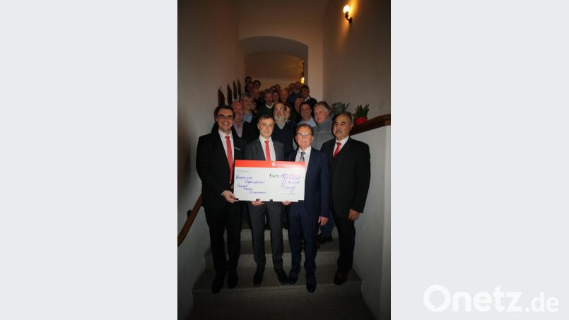 Vorgezogene Weihnachtsbescherung: An 14 Vereine aus der Verwaltungsgemeinschaft Pressath verteilen Sparkassen-Geschäftsstellenleiter Michael Schelkshorn, sein Stellvertreter Hans Püttner, Bürgermeister Werner Walberer und Vorstandsvorsitzender Josef Pflaum (vorne, von links) Spenden in Gesamthöhe von 10.000 Euro. Bild: bjp