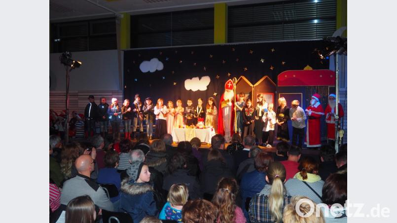 Bischof Nikolaus (Hausmeister Anton Lebegern) und sein junger Darsteller ( Niklas Kersten) fordern auf, dem Beispiel von Nikolaus zu folgen Bild: stn