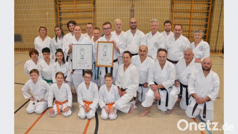 Raffaela Stich und Marcel Bieber präsentieren im Karate-Dojo Vohenstrauß stolz ihre Auszeichnung zum zweiten Dan. Bild: dob