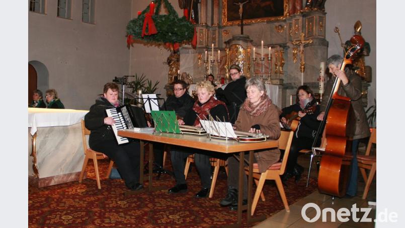 Die Beiträge der Hutzamusik des Stiftländer Heimatvereins sorgen in der Michaelskirche für adventliche Stimmung. Bild: wro