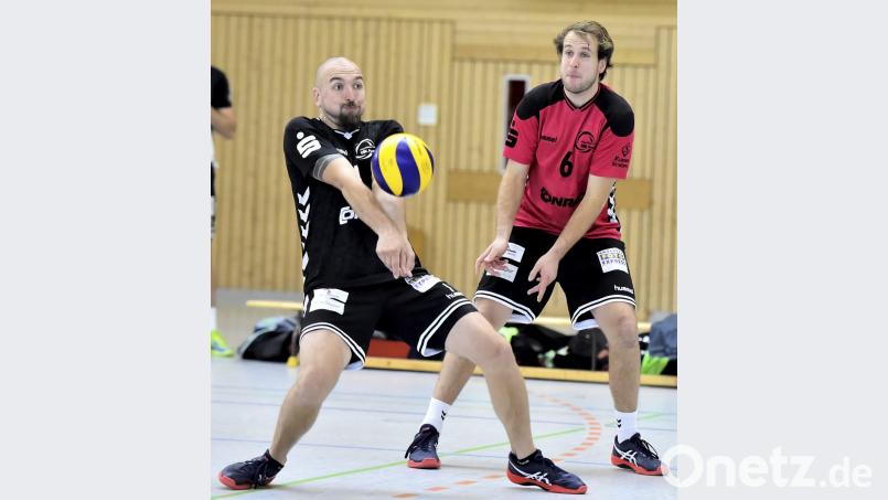 Höchste Konzentration ist noch einmal erforderlich: Der Amberger Spielführer Bastian Barth (links) und Libero Flo Birner (rechts) vom VC Amberg, wissen, um was es geht. Bild: Ziegler