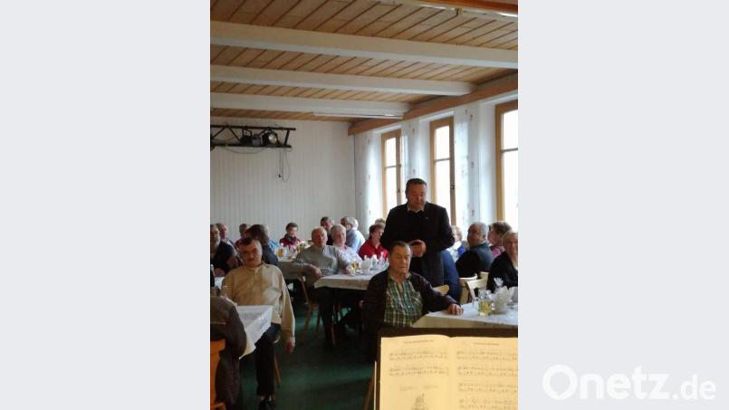 Pfarrer Josef Waleszczuk begrüßte die Senioren Bild: twg
