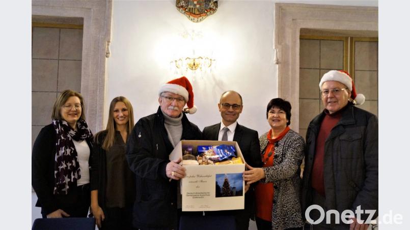 Das DAGA-Team Helmuth Wächter (rechts)James P. Federline (dritter von links) überreichten symbolisch das erste Lebensmittelpaket an Sachbegietsleiterin Johanna Meier, Regierungsdirektor Alfred Scheidler, Christina Breu und Brigitte Menzel (von rechts) vom Sozialamt. Bild: arw