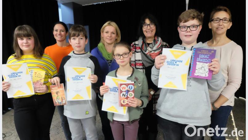 Die sechste Jahrgangsstufe der Naabtal-Realschule Nabburg beteiligt sich am Vorlesewettbewerb des Börsenvereins des Deutschen Buchhandels. Organisatorin Elisabeth Weber (hinten links), die Elternbeiräte Claudia Bartmann (daneben) und Bettina Berger (rechts), sowie Rektorin Hannelore Reil-Heining (Zweite von rechts) zeichnen die Gewinner (vorne, von links) mit Urkunden und Buchpreisen aus: Ann -Sophie Heuberger (3. Platz/6 b), Jonas Schlagenhaufer (3./6c), Theresa Neidl (2./6a) und Schulbester Korbinian Grim
(6 d). Bild: ohr