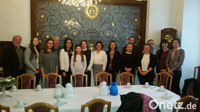 Äbtissin Laetitia Fech (Mitte) freut sich über die Gäste aus Neustadt und Frankreich. Bild: exb