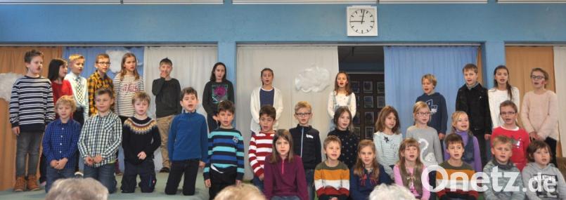 Mit dem Lied &quot;Wir sagen euch an den lieben Advent&quot; eröffnen Grundschüler in der Aula ihre Adventsfeier. Bild: es