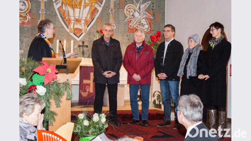 Der bisherige Kirchenvorstand wurde von Pfarrerin Heidi Gentzwein verabschiedet: Dr. Wilhelm Fehr, Manfred Bäuerle, Christian Gösch, Sonja Haubelt und Doris Schwarz. Tanja Hoyer war verhindert. Bild: wgw