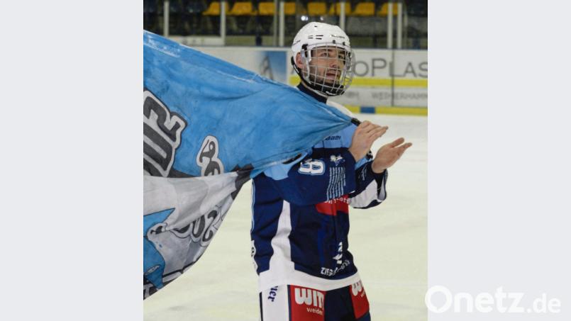 Mit einer blau-weißen Fahne drehte Marcel Waldowsky am vergangenen Sonntag nach dem 10:3-Sieg gegen den EHC Waldkraiburg die Ehrenrunden. In dieser Partie markierte „Waldi“ seinen 600. Scorerpunkt im Trikot der Blue Devils Weiden. Bild: gb