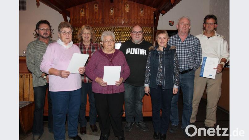 "Auf unsere Leute ist Verlass", sagt VdK-Vorsitzender Wolfgang Piehler (Vierter von rechts) bei der Ehrung der Mitglieder. Bild: pi