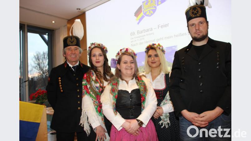 Zur traditionellen Barbarafeier der Landsmannschaft der Oberschlesier Kreisgruppe Amberg kamen auch einige Mitglieder in oberschlesischen Trachten. Bild: ads