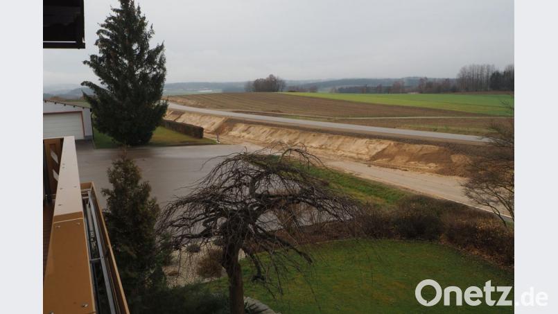 Die Ausfahrt vom Betrieb Hierold mündet direkt in eine Böschung und führt auf der ehemaligen Straße entlang der neuen Staatsstraße zurück zur Auffahrt. Bild: gz