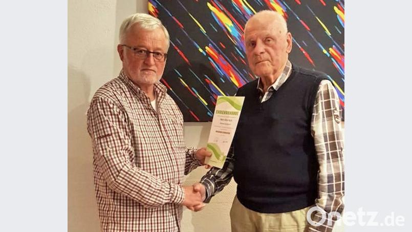 Der Vorsitzender des Speicherdorfer Fichtelgebirgsvereins, Dieter Kottwitz, (links) ehrt Alfred Höcht (rechts) mit der höchsten Auszeichnung, die der Hauptverein zu vergeben hat: den Goldenen Siebenstern. Bild: hai