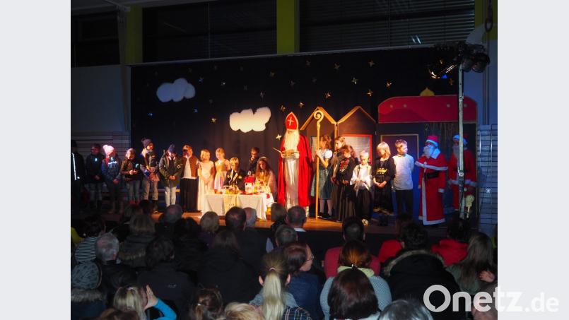 Bischof Nikolaus (Hausmeister Anton Lebegern) und sein junger Darsteller ( Niklas Kersten) fordern auf, dem Beispiel von Nikolaus zu folgen Bild: stn