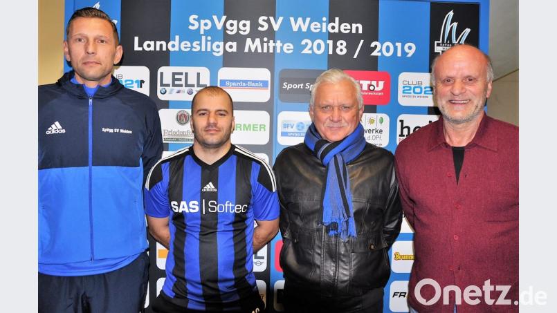Die SpVgg SV Weiden stellte am Donnerstag Ismail Morina (Zweiter von links) als Neuzugang vor. Trainer Andreas Scheler, Vorstandsmitglied Manfred Luber und Teammanager Hannes Beer begrüßten den Spieler. Bild: Nachtigall