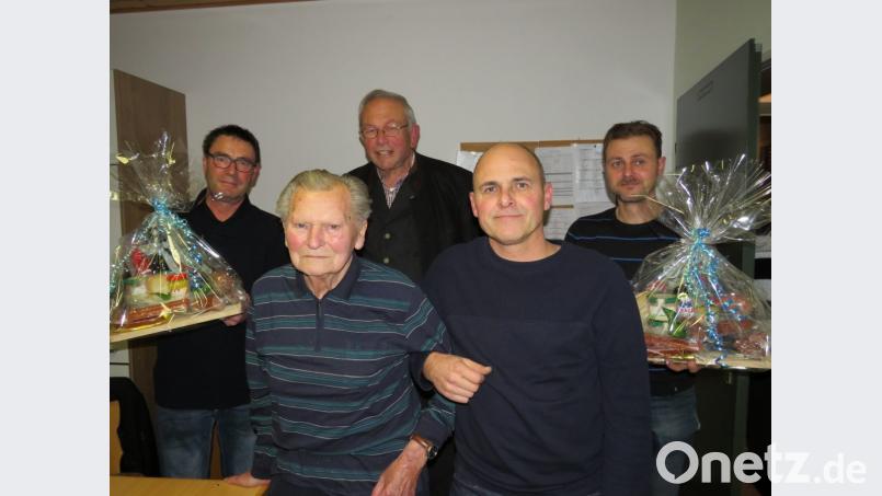 Gemeinsam haben Hans Riebl (vorne, links) mit seinem Nachfolger Norbert Schwarz und Hans Dirschedl (hinten, Mitte) mit Nachfolger Rainer Schwarz (rechts) und Vorsitzendem Wolfgang Schwarz (links) 70 Jahre Mitarbeit im Stadtverband für Leibesübungen eingebracht. Bild: adj