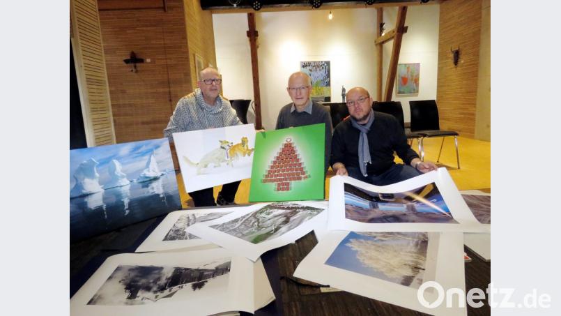 Sorgfalt bei der Auswahl der Exponate macht Arbeit: Schon seit Wochen suchen Jürgen Klein, Hartmut Bombosch und Stefan Weiß (von links) direkt vor Ort im Kunsthaus die Fotos aus, die für die Sonderausstellung passend sind. Bild: ubb