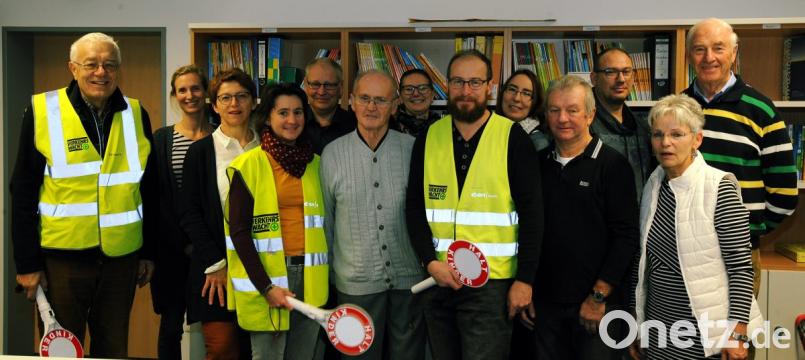 Beim Adventsfrühstück der Schulweghelfer (von links): Franz Beyerlein, Elena Feix, Rosalia Wendl, Gabriele Papp, Uwe Aulinger, Waldemar Fuchs, Stefanie Hierl, Alex Krumrein, Nadine Turnhöfer, Gerhard Schmid, Marco Oswald, Rektorin Gunda Köstler und Dietmar Kraus. Bild: gf
