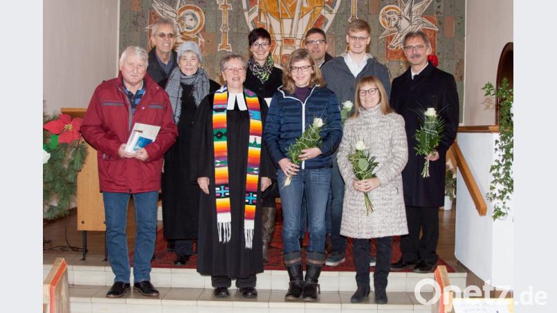 Der alte Kirchenvorstand mit Manfred Bäuerle, Dr. Wilhelm Fehr, Sonja Haubelt, Pfarrerin Heidi Gentzwein, Doris Schwarz und Christian Gösch, sowie der neue Kirchenvorstand mit Sandra Reindl, Kai-Uwe Starke, Edeltraud Ziegler und Roland Willecke (von links). Tanja Hoyer und Klaudia Möller waren verhindert. Bild: wgw