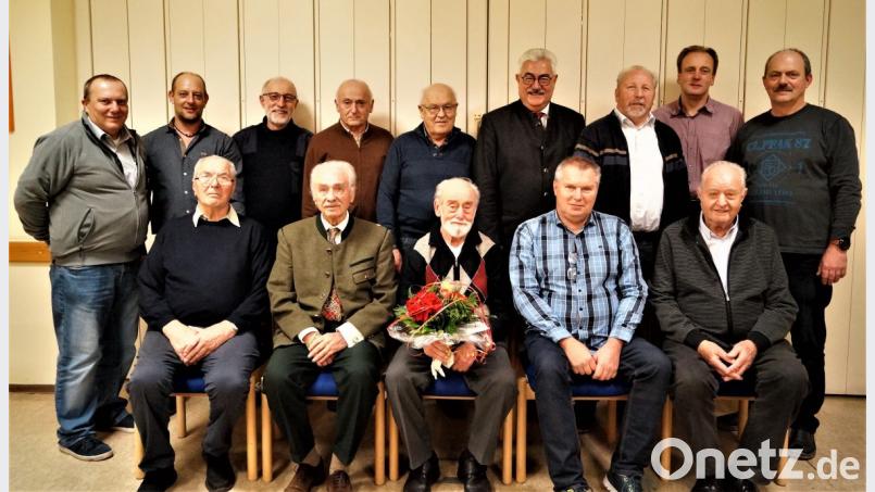 Seinen 80. Geburtstag feiert Josef Huber (vorne, Mitte) mit den Senioren, dem Kommandant Michael Spranger und Marco Harrer (von links) sowie Vorsitzendem Helmut Staratschek (rechts) und Bürgermeister Rupert Troppmann (Vierter von rechts). Bild: arw