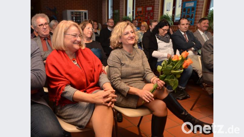 Viele Zitate und Rosen begleiteten die Abschiedszeremonie für Rektorin Margit Walter, die nun am Staatlichen Schulamt Neustadt/WN als Schulrätin wirkt. Bild: dob