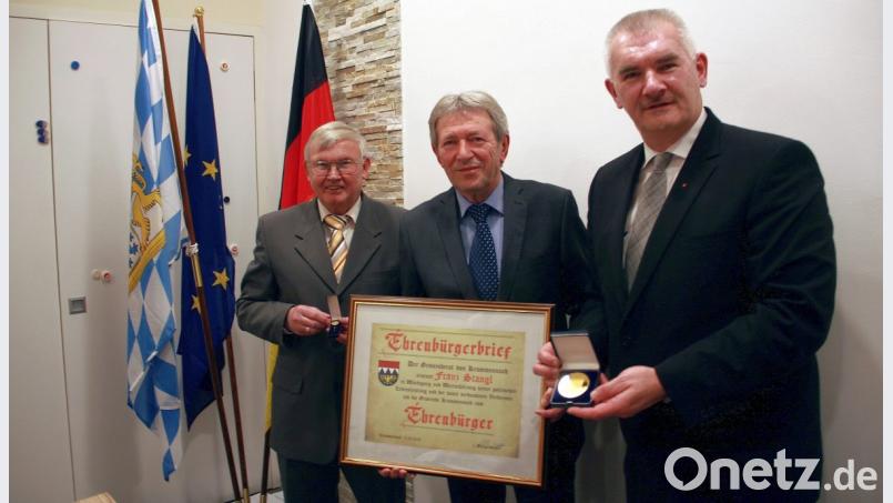 Altbürgermeister Franz Stangl darf sich ab sofort „Ehrenbürger“ der Gemeinde Krummennaab nennen. Die Ernennungsurkunde wurde ihm von Bürgermeister Uli Roth (rechts) und 2. Bürgermeister Reinhard Naber im Rahmen einer Ehrensitzung übergeben. Bild: wro