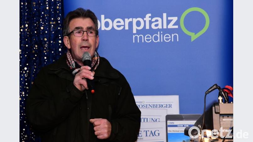 Karaoke am Amberger Weihnachtsmarkt hat mittlerweile Kultstatus erreicht. Bild: Petra Hartl