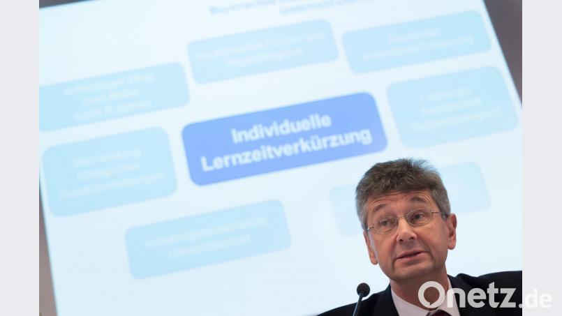 Michael Piazolo (Freie Wähler), bayerischer Staatsminister für Unterricht und Kultus, spricht auf einer Pressekonferenz zur geplanten "Überholspur" am neunjährigen Gymnasium. Bild: Peter Kneffel/dpa