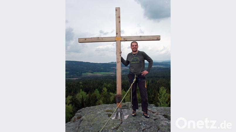 Am Ziel der Träume und Anstrengungen: Autor Stephan Landgraf vorm Gipfelkreuz. Bild: Stephan Landgraf