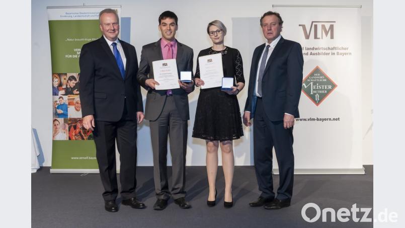 Benjamin Sorgenfrei aus Thanstein und Teresa Schmidt aus Oberviechtach (mit Urkunde) erhielten ihre Auszeichnungen durch Ministerialdirigent Wolfram Schöhl (links) und Harald Schäfer (rechts), Vorsitzender des Verbandes landwirtschaftlicher Meister und Ausbilder in Bayern. Bild: exb