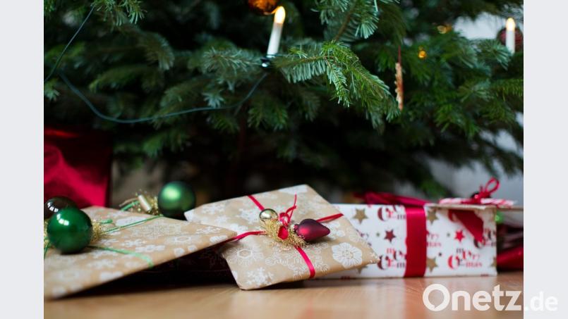 Geschenke liegen unter einem Weihnachtsbaum. Bild: Rolf Vennenbernd/dpa