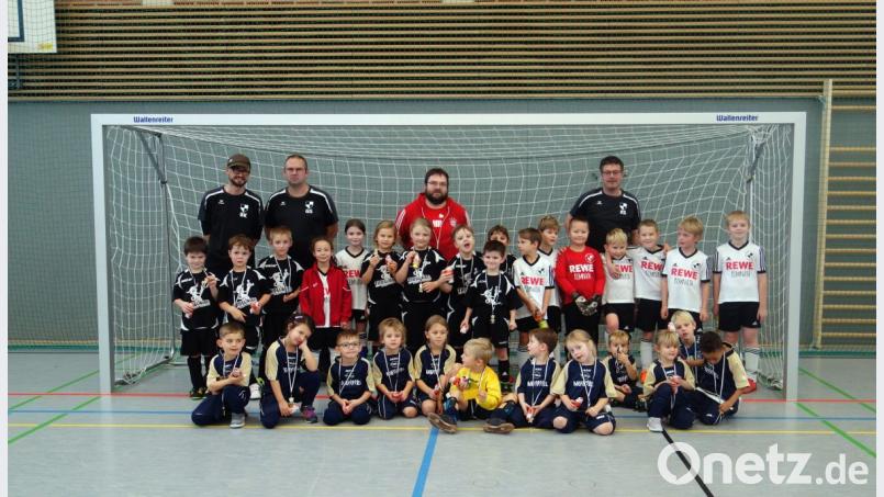 Der Nikolaus-Cup bei den G-Junioren geht an die Jüngsten des gastgebenden SVSW Kemnath. Im Finale bezwingen sie den TSV Erbendorf mit 2:0. Bild: stg