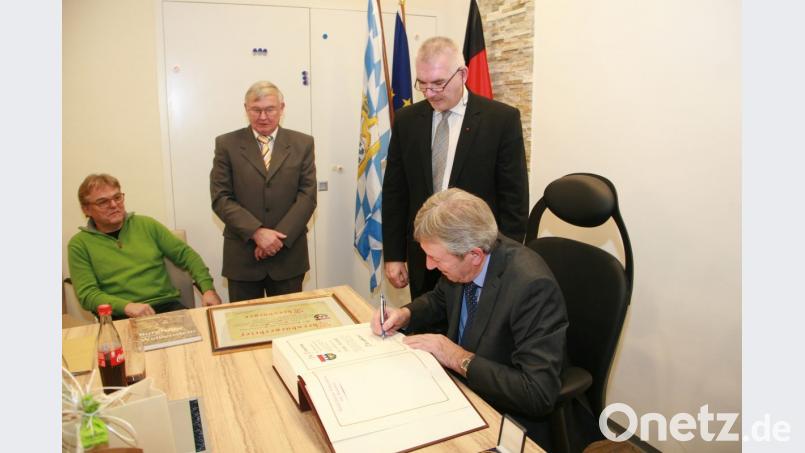 Der Ehrung folgte der Eintrag ins „Goldene Buch“ der Gemeinde Krummennaab. Im Bild von links: Bernhard Frummet (VG Krummennaab), Reinhard Naber, Bürgermeister Uli Roth und Franz Stangl. Bild: wro