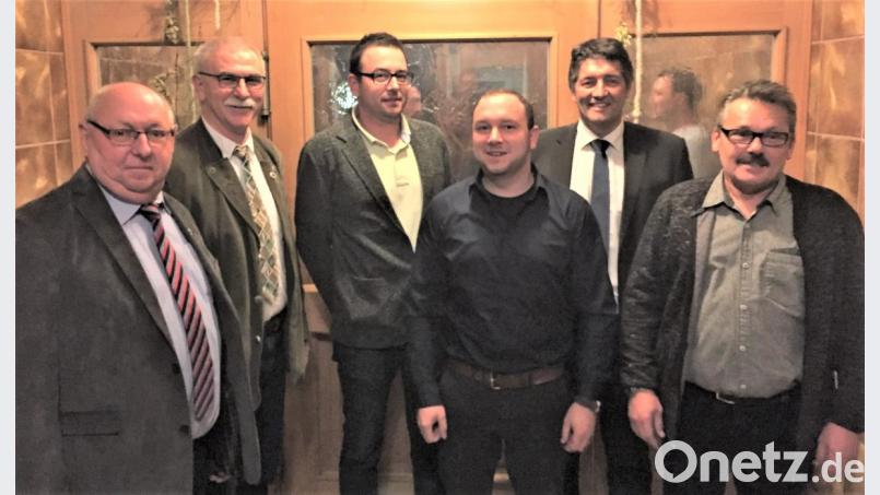 Der Fischereiverein hat neu gewählt. Das Bild zeigt die Vorstandschaft (von links ): Josef Biersack, Vorsitzender Wolfgang Specht, Sebastian Arnold, Michael Mayer, Bürgermeister Edgar Knobloch und Günther Stümpfl. Bild: rgr