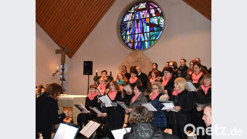 "Sternenzauber im Advent" in der Gmünder Marienkirche. Das Bild zeigt den Chor "ChorAlle" unter der Leitung von Sabine Braun. Bild: rgr