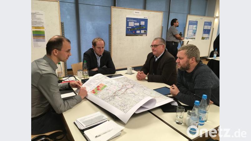 Zufriedenheit sieht anders aus. Geschäftsleiter Bernhard Baumer und Bürgermeister Richard Tischler (von rechts) sehen ihre Bedenken im gedachten Trassenverlauf nicht berücksichtigt. Bürgermeister Konrad Kiener kann mit den Plänen leben. Links im Bild Tennet-Mitarbeiter Thomas Arnold. Bild: ihl