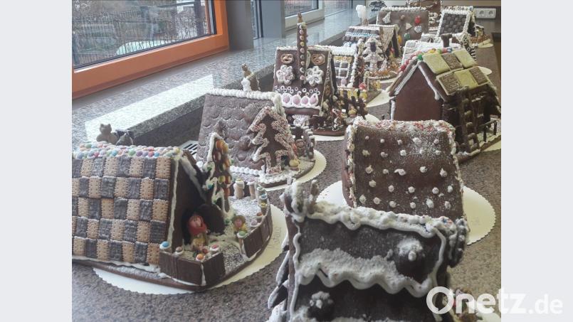 Eins schöner als das andere, jedes ein Unikat und nicht käuflich. Aber ersteigern kann man die Knusperhäuschen, beim zweiten Teil der Klösterlichen Weihnacht am Samstag – und mit etwas Glück gewinnt man dabei auch gleich noch echtes Gold. Bild: Wolfgang Sander