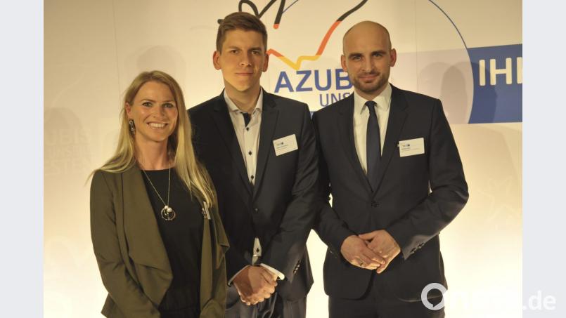 Die Geschäftsleitung und Kollegen von BHS sind stolz auf ihren ausgezeichneten Azubi. Von links: Ausbildungsleiterin Stefanie Luber, Tobias Schemberg und Harald Hiller, Bereichsleiter Personalmanagment bei BHS. Bild: exb