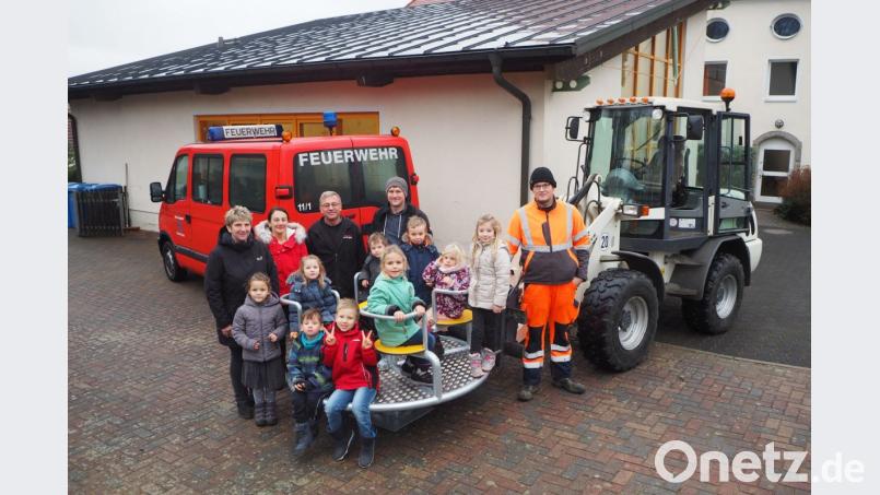 Kindergartenleiter Ramona Zangl dankt im Beisein einiger Kinder, der Kassiererin Manuela Bösl, Kommandant Josef Kleber, Vorsitzendem Jürgen Bösl und Bauhofarbeiter Sebastian Wild (von links) für die Spende. Bild: gz