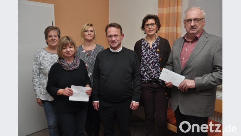 Die drei Vorsitzenden Ingrid Reber, Martha Bauer und Johanna Gollwitzer (hinten, von links) überreichen insgesamt 1300 Euro an Ingrid Scheinkönig vom städtischen Sozialamt, Dekan Alexander Hösl und an Herbert Putzer als Leiter der ILS Weiden für den HvO-Standort in Vohenstrauß des Roten Kreuzes (vorne, von links). Bild: dob