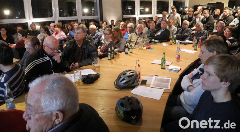 Ein übervolles Sportheim und heiße Diskussionen. Die außerordentliche Jahreshauptversammlung des TV 1861 verlief zum teil sehr emotional. Bild: Wolfgang Steinbacher