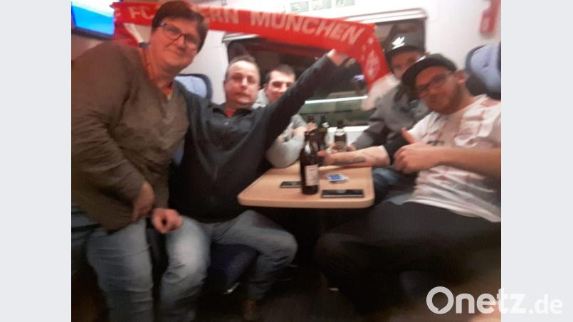 Die Kaisertreuen aus Vilseck waren schon bei der Hinfahrt bester Laune. Bild: mr