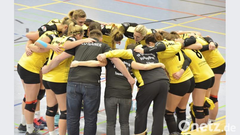 Jetzt heißt es zusammenstehen - wer noch kann von den Hahnbacher Volleyballerinnen. Bild: Ziegler