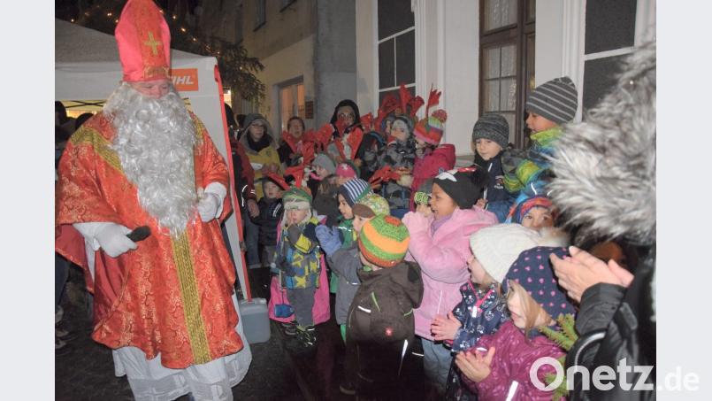 Den Schnee hatte der Nikolaus heuer in Hohenburg vergessen - aber dafür hatte er für die Kinder einen Sack mit Süßigkeiten mitgebracht. Bild: bö