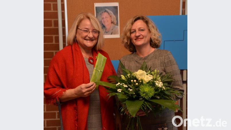 Schwerer Abschied von der Grundschule. Die ehemalige Rektorin Margit Walter (rechts) setzt ihre beruflichen Segel neu und macht sich auf zu neuen Ufern. Konrektorin Dorit Schmid verabschiedet sie in einer Feierstunde. Bild: dob