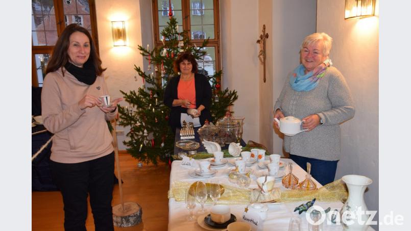 Schönes Porzellan und Glas wohin das Auge reicht: Eine passende Ausstellung von Traudl Segerer (rechts) und Klaudia Nießl (Zweite von Rechts) im Sitzungssaal des Rathauses begleitete heuer den Weihnachtsmarkt. Bild: bö
