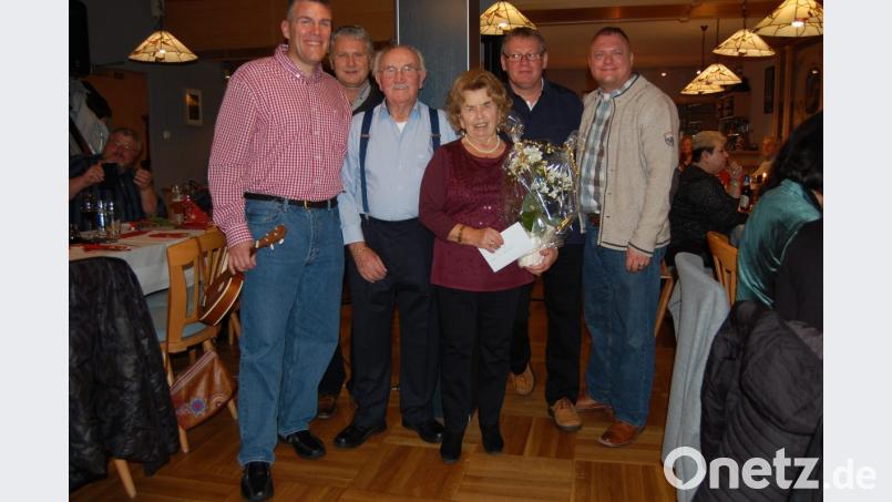 Als kleines Dankeschön für die vielfältigen Bemühungen um den Club während des Jahres gab es Geschenke für Anni und Walter Brunner. Mit im Bild v.l. Oberst Boyd, Franz Zeilmann, Vizepräsident Lothar Gogolka und Sgt.Maj. Michael Sutterfield. Bild: az