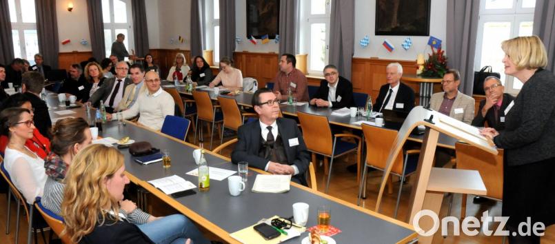 OTH-Präsidentin Andrea Klug (rechts) eröffnet vor internationalem Publikum das zweitägige Treffen zur Vorstellung des an ihrer Hochschule angesiedelten künftigen Bayerischen Kompetenzzentrums für Mittel- und Osteuropa. Bild: Stephan Huber