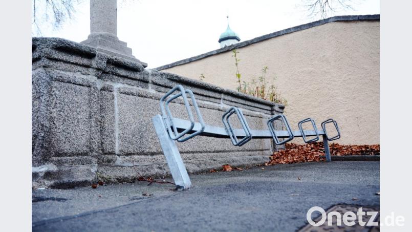 Der Radlständer vor dem Friedhof ist demoliert, erfüllt aber trotzdem einen wichtigen Zweck. Bild: Gabi Schönberger